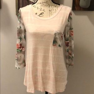 🎯2/$15-Women’s Boutique Patel Knit Top